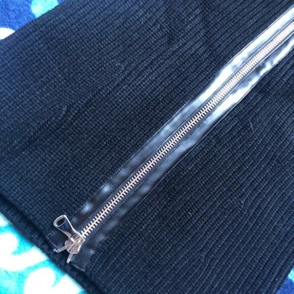 Per Se Solid Sleeveless Black Zip Up Sweater - Picture 5 of 7